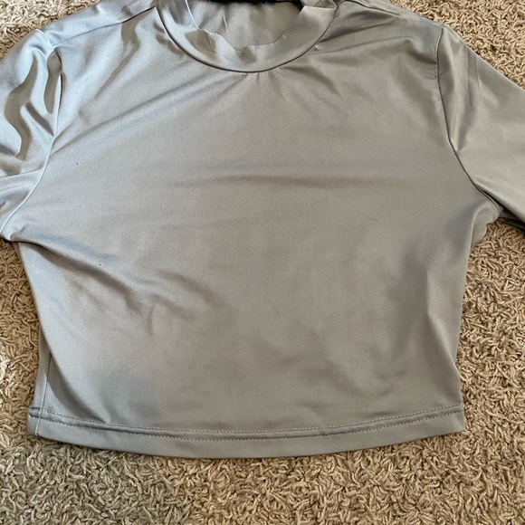 mock neck tight fitting crop top - Picture 2 of 2